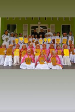 Madrasah Ibtidaiyah Islamiyah Turut Bergembira Sambut Kedatangan Jamaah Haji Mandailing Natal. Bbman